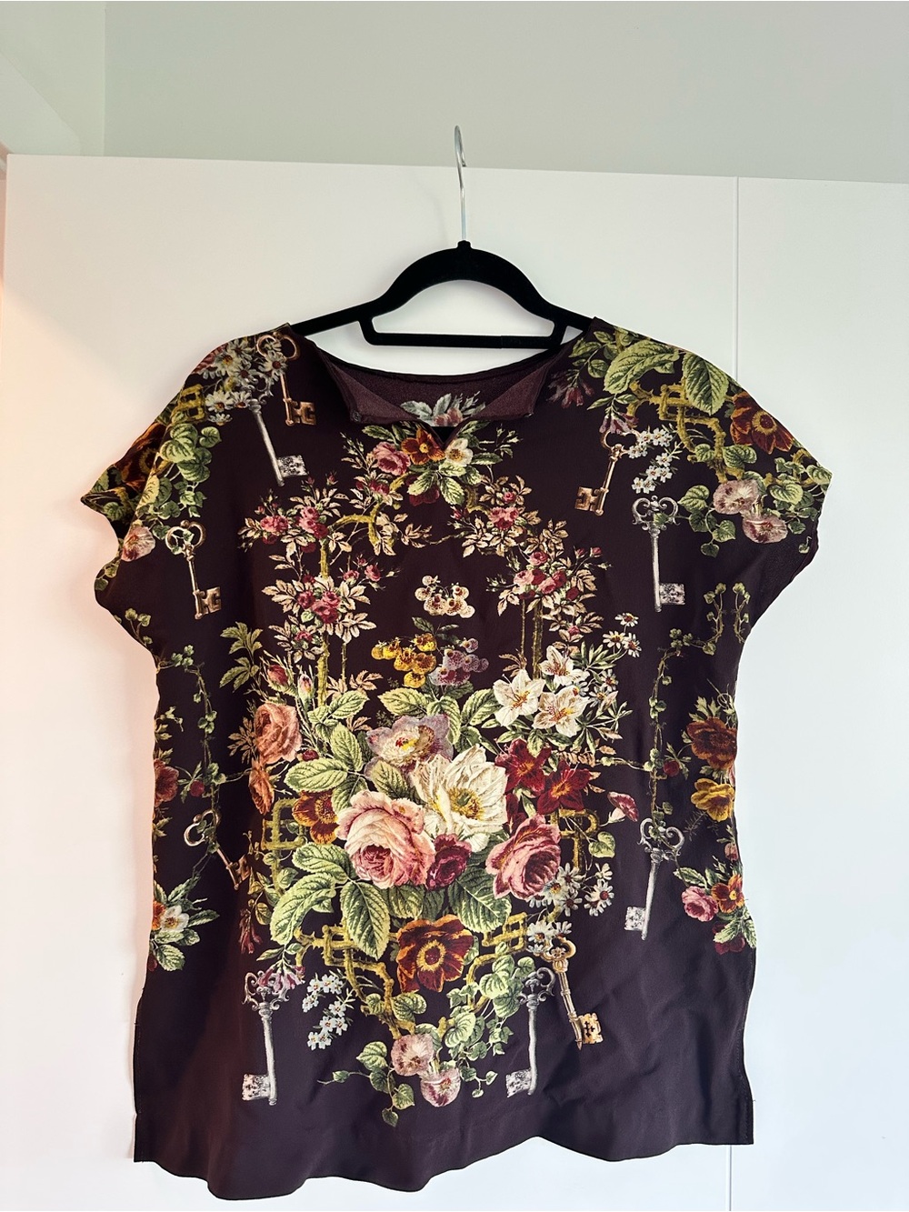 Dolce & Gabbana Floral & Key Print Short Sleeve Top in Dark Brown